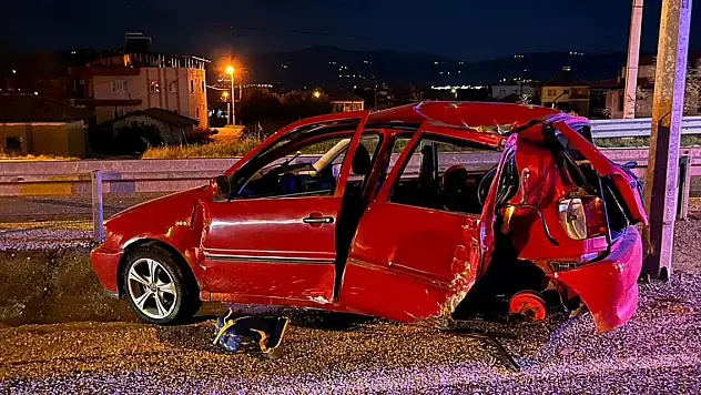 Otomobil elektrik direğine çarptı, bir aile yok oldu