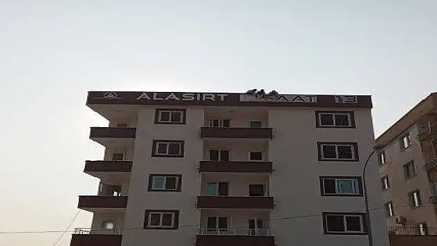 5'inci kattan merdiven boşluğuna düşüp, öldü