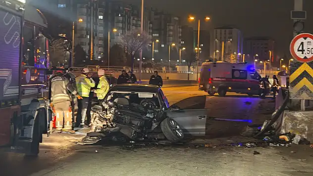 Otomobil önce bariyere ardından da minibüse çarptı: 1 ölü, 2 yaralı