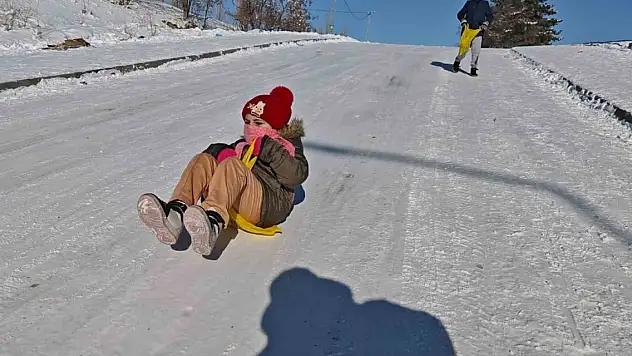 Çocuklar -30'da kayarak eğlendi