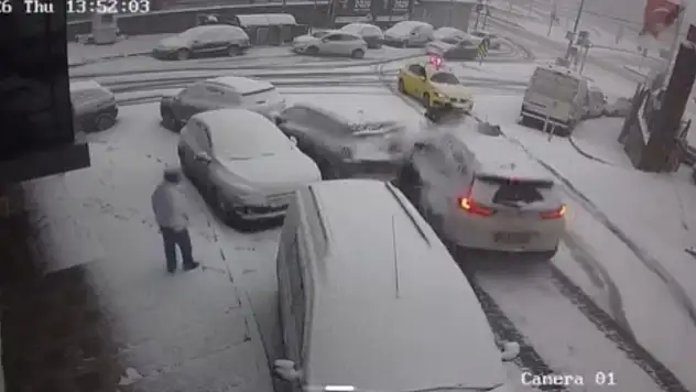 5 araca çarptı Motokurye ölümden döndü