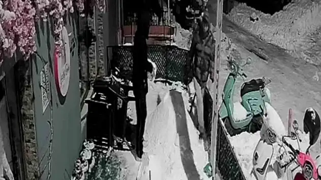 'Bana çarptı' deyip kardan adamı dövdüler