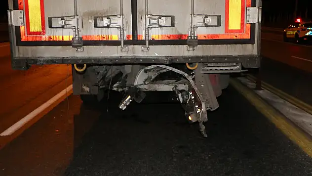 Otomobil ile TIR çarpıştı, 35 yaşındaki sürücü olay yerinde yaşamını yitirdi