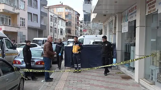 Şüpheli ölüm... Kan izleri evinden apartman girişine kadar uzandı