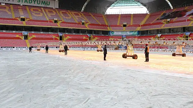 Hava sıcaklığı eksi 17 dereceyi gördü... Kayserispor'un sahasına 'yapay güneş' desteği