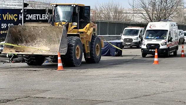 Korkunç kaza... İş makinesinin altında kalan motosiklet sürücüsü hayatını kaybetti