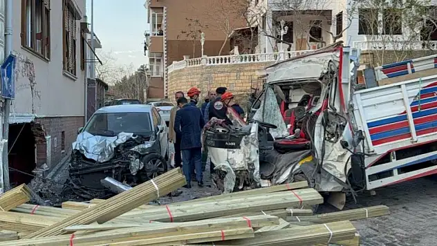 Kamyon eve çarptı: 2 ölü