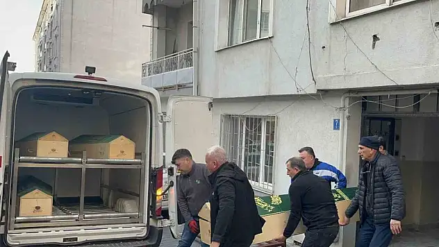 Evinde istiflediği giysi yığınlarının arasında ölü bulundu