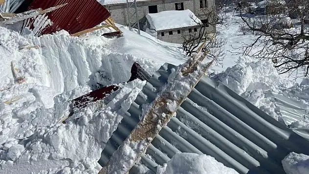 Çığ altında kalan ev ve araba çıkartıldı