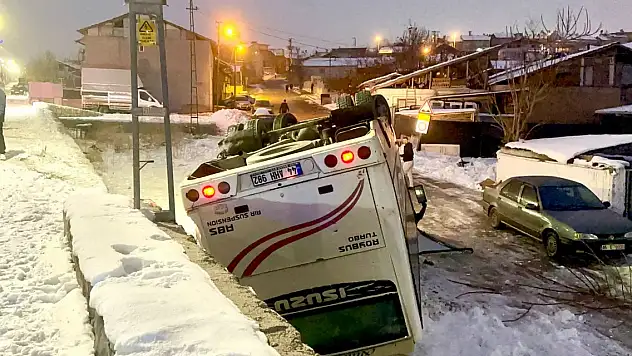 Malatya'da işçi servis midibüsü devrildi 9 yaralı