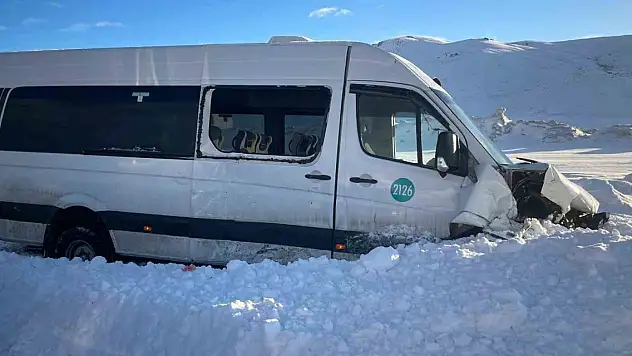 Taksiyle yolcu minibüsü çarpıştı: 16 yaralı