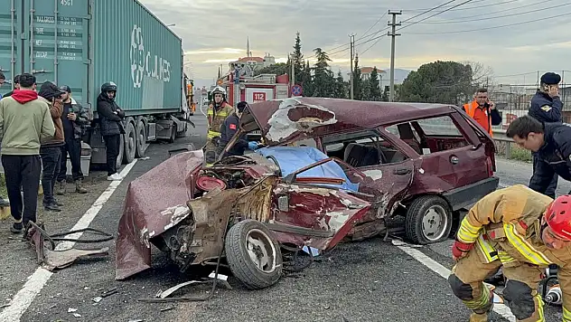 Tır ile otomobil çarpıştı 1 ölü