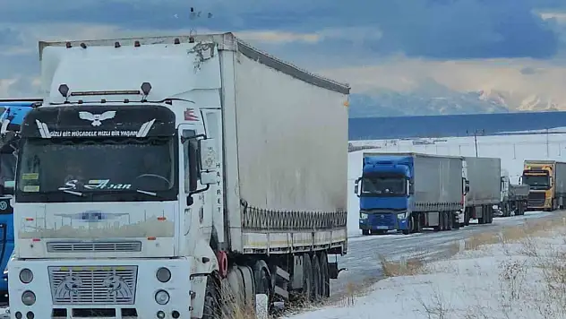 Onlarca araç yolda kaldı