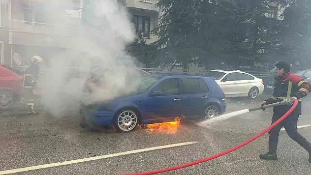 Seyir halindeki otomobil alev aldı