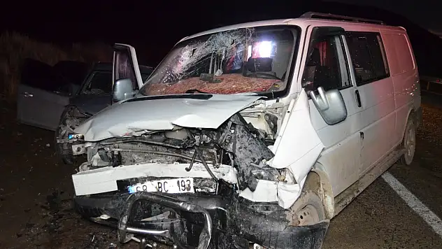 Minibüs ile otomobil kafa kafaya çarpıştı: 2'i ağır  6 yaralı