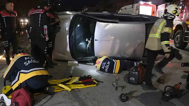 Devrilen otomobilin altında kaldı