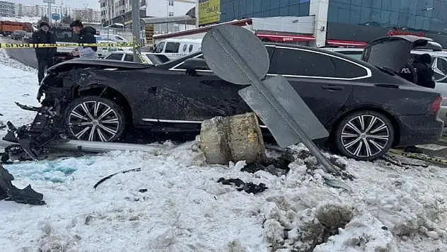 İki otomobil çarpıştı: 1 ölü, 1 yaralı