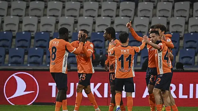 Başakşehir derbide güldü... Ömer Ali Şahiner 87'de fişi çekti