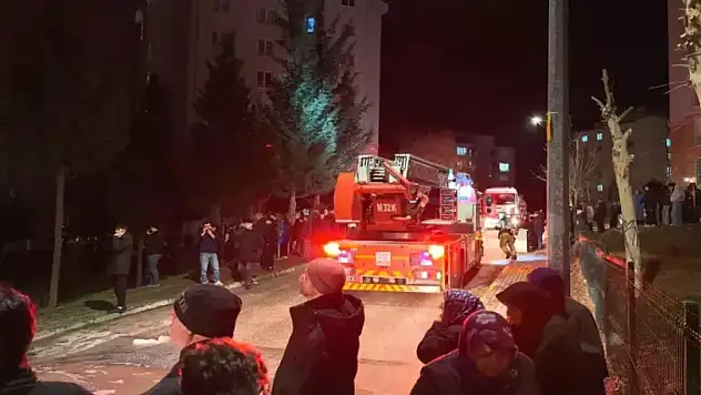 Yangın paniği! 1'i çocuk 3 kişi hastaneye kaldırıldı