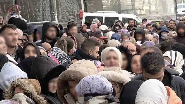 İndirim izdihamı: Dondurucu soğukta saatlerce beklediler