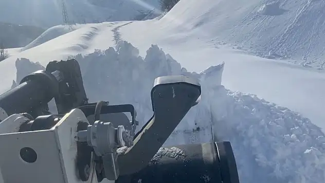 Kar kalınlığı 2 metreyi aştı, 27 köy yolu kapalı