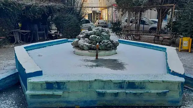 Karapınar buz kesti... Süs havuzları dondu, vatandaşlar üzerine çıktı