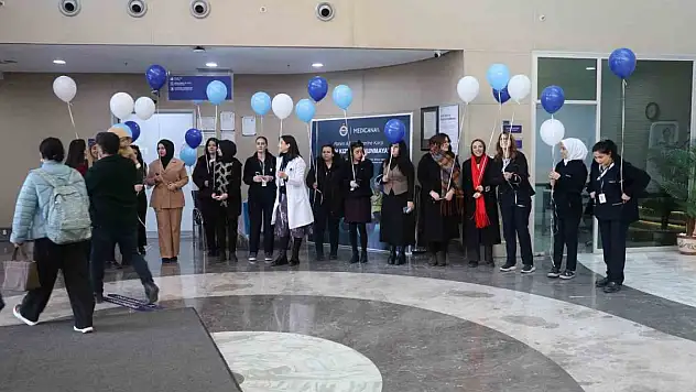 Konya'da gökyüzüne farkındalık balonları bırakıldı... Rahim ağzı kanserine dikkat çekildi