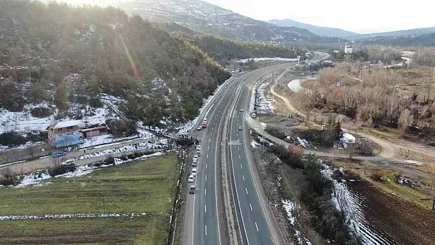 Şarampole uçan araç alt geçide düştü: Sürücü yaşamını yitirdi