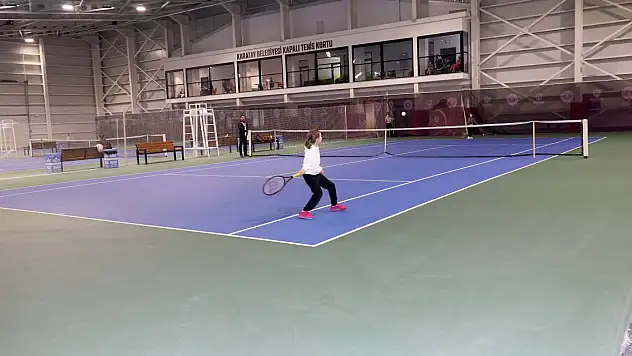 Karatay'da raketler şampiyonluk için sallanıyor... Konya Tenis Turnuvası devam ediyor