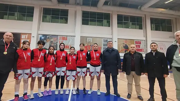 Meram Ticaret MTAL kız basketbol takımı yarı finalde
