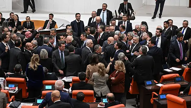 Emekli maaşı 20 bin TL oldu... Meclis'te karton tabut gerginliği!