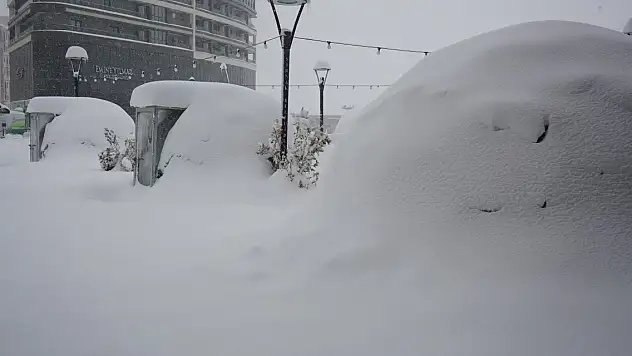 35 köy yolu kapandı, uçuşlar iptal edildi