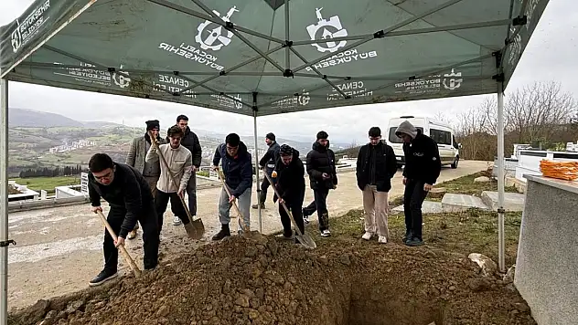 Kimsesiz vatandaş defnedildi, öğrenciler eşlik etti