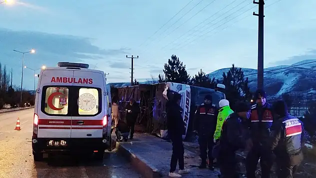 Yolcu otobüsü devrildi: 12 yaralı