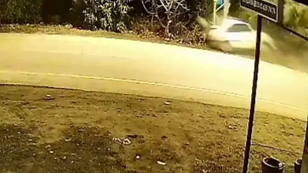 Elektrik direğine saplanan Tofaş, 18 yaşındaki gence mezar oldu