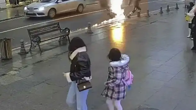 Bir anda alev topuna döndü: Atlayarak yanmaktan kurtuldu