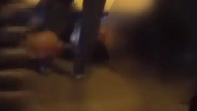 Otobüsün altında kalan motosiklet sürücüsü öldü