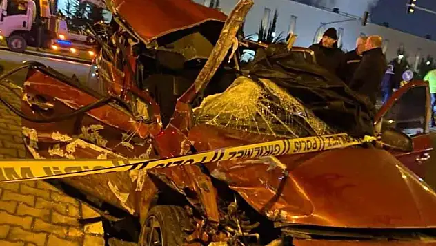 Otomobil tıra ok gibi saplandı