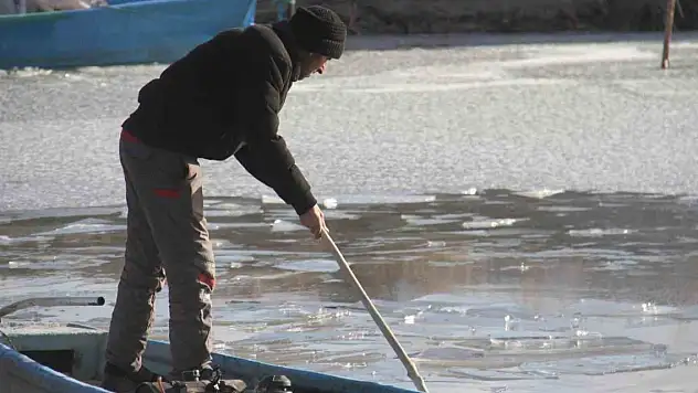 Beyşehir Gölü'nde balıkçıların buzla imtihanı
