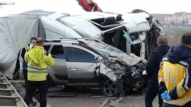 Araçlara daldı: 1 ölü, 3 yaralı