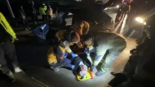 Bursa Çevre Yolunda can pazarı: Bariyerlere çarpan otomobilde 2 ağır yaralı