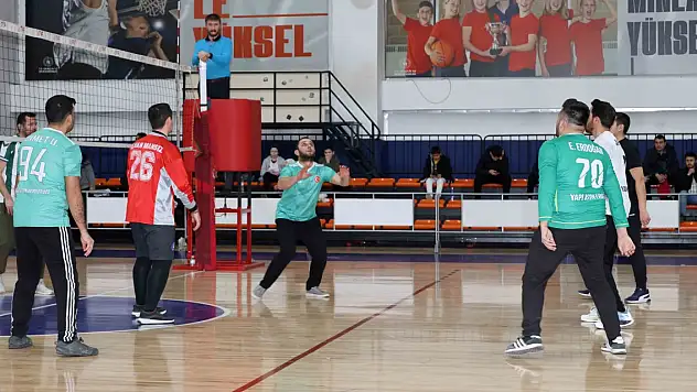 Karatay'da mesai kortta devam ediyor... Birimler arası dostluk turnuvası başladı