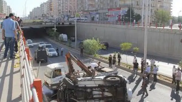 Diyarbakır'da zırhlı araç devrildi