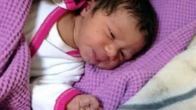 5 günlük bebeği yol kenarına bıraktılar!