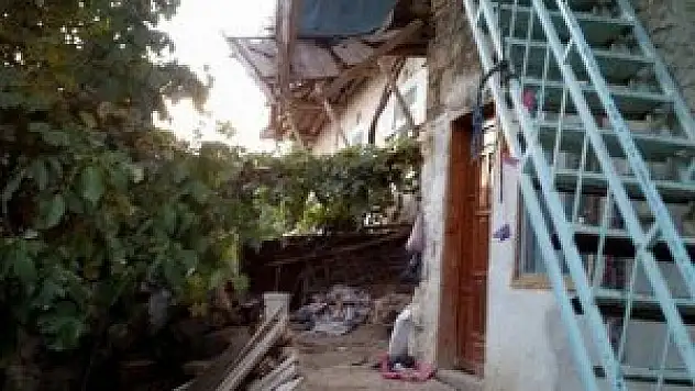 Düğün evinde balkon çöktü: 1'i çocuk 4 yaralı