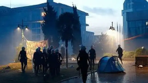 Polisten eylemcilere müdahale