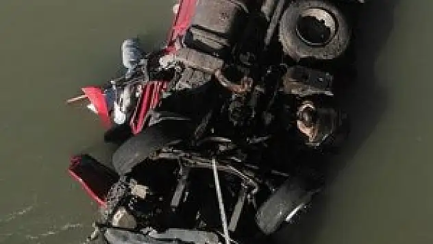 Un yüklü TIR devrildi: 2 ölü