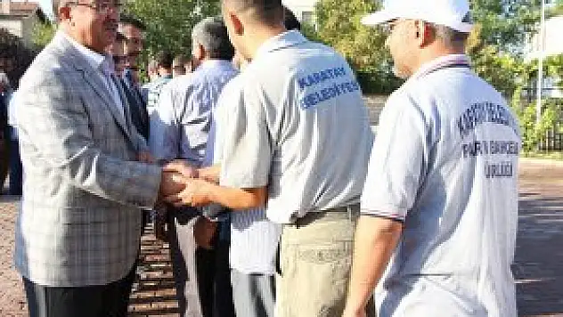 Belediye personeli mesai öncesinde bayramlaştı