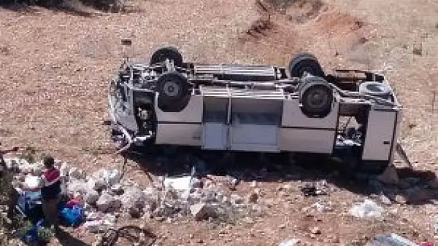 İşçileri taşıyan midibüs uçuruma yuvarlandı: 1 ölü, 23 yaralı