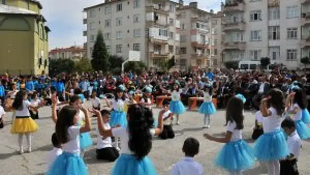 Akşehir Belediyesi'nden öğrecilere çanta ve kırtasiye seti